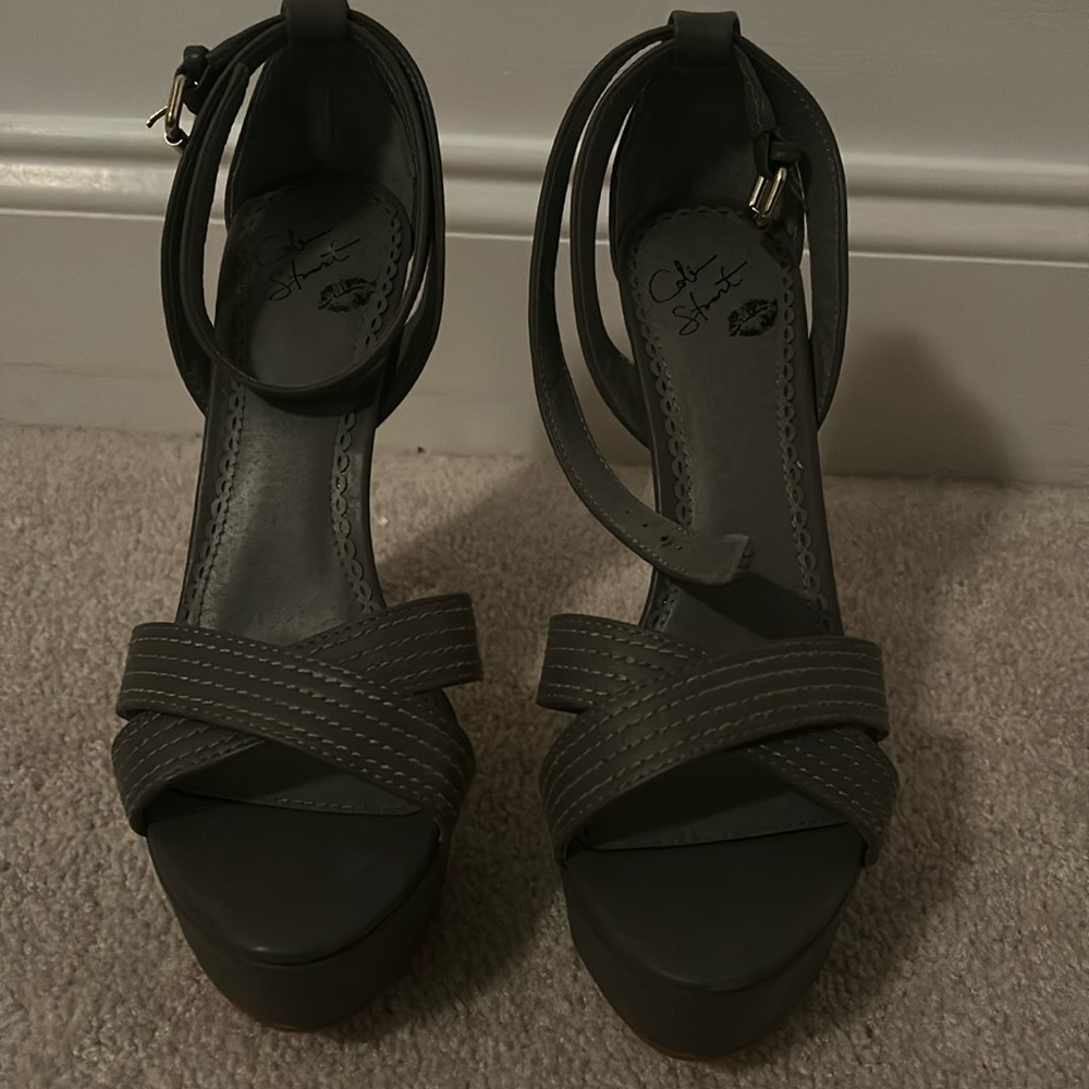Never worn Colin Stuart gray open toe heels